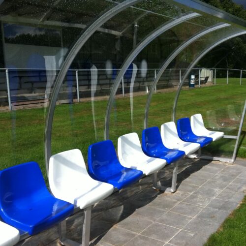 Dugout voetbal model 150 47 Dug outs model DO150, uitgevoerd met blauwe en witte kuipstoeltjes.